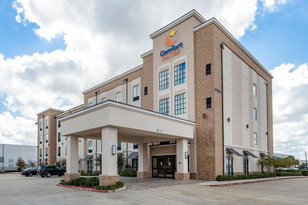 Exterior of Comfort Suites near Sam Houston Race Park